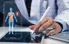 Un médico realiza un informe en una tablet
