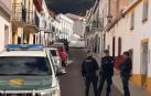Guardias civiles vigilan el paso a la calle de Hornachos en la que se encuentra la vivienda de los detenidos por la desaparición de Francisca Cadenas