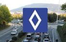 La señal de tráfico con rombo blanco sobre fondo azul identifica los carriles VAO (Vehículos de Alta Ocupación), espacios reservados que no pueden utilizar todos los vehículos