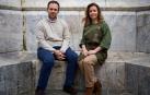 Joaquín Donézar Polo (pastelería Donézar) y Mayra Aboccino (restaurante Come Sano Santa Madre) posan en el Monumento a los Fueros
