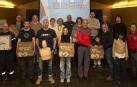 En el centro, la gerente de Atención Primaria, Susana Miranda y el subdirector de Urgencias de Navarra, Clint Jean Louis, junto a representantes de la asociación y de las entidades navarras que han recibido los maniquís