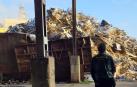 Un guardia civil en un centro de tratamiento de chatarra situado en la Merindad de Estella
