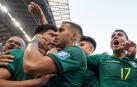 Jugadores de Bolivia celebran un gol este jueves, en un partido de repechaje para la Copa Mundial 2026 entre Bolivia y Surinam en el estadio BBVA en Guadalupe (México).