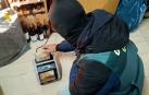 Un agente de la Guardia Civil con una máquina de dinero