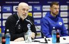 El seleccionador de Bosnia Herzegovina, Sergej Barbarez (izda.) junto a su goleador Edin Dzeko en la rueda de prensa previa al choque contra Italia por una plaza en el Mundial 2026