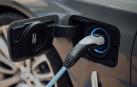 Un vehículo eléctrico recargándose en un punto de carga