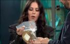 Sara Correia recibe su queso de manos de Broncano