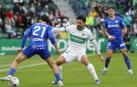 El defensa del Elche Víctor Chust disputa un balón con el defensa del Getafe Juan Iglesias  durante el encuentro de la jornada 37