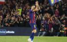 El delantero del Barcelona Robert Lewandowski saluda a los aficionados al ser sustituido, durante el partido de la jornada 37 de LaLiga que FC Barcelona y Real Betis