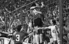 Martín Monreal celebra el tanto de la victoria frente al Glasgow Rangers en la Copa de la UEFA de 1985