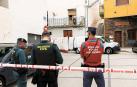 Agentes de la Guardia Civil y de la Policía Foral, frente a la vivienda donde ocurrió el crimen