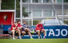 Abel Bretones, Rubén García, David Armendáriz (utillero) y Jon Moncayola, presenciando el entrenamiento ayer de sus compañeros