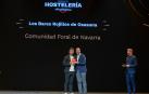 Representantes de la agrupación Bares Rojillos reciben el galardón