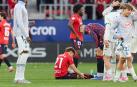 F.C. /G.F. PamplonaLa presencia de Víctor Muñoz en el partido decisivo de Getafe está seriamente comprometida por su contratiempo muscular tras el esfuerzo que hizo el domingo contra el Espanyol. El atacante internacional se recuperó en tiempo récord y quiso estar en un día marcado, pero terminó con una gran fatiga muscular en el tramo final. Se marchó al vestuario complentamente vacío y ‘tocado’. Víctor es seria duda para este sábado por un problema en el cuádriceps, un interrogante que marcará sin duda el plan de partido al ser el futbolista más diferencial.Víctor, que terminó sin apenas poder moverse ante el Espanyol, fue sometido a una valoración médica en las horas posteriores que refleja una leve afección muscular que nada tiene que ver con la lesión que arrastraba en el sóleo de su pierna izquierda. El riesgo de recaída estaba en la ecuación.No hay lesión importanteAlessio Lisci estará pendiente de cómo avanza la semana de preparación. La hoja de ruta marcada es que se ejercite al margen y siga un plan individual. Hay tres entrenamientos para preparar un partido trascendental. Nada es descartable a la vista de que la pasada semana irrumpió en el once titular sin haber trabajado con el grupo. Probablemente se mantendrá la incertidumbre hasta última hora. Con su nombre en el escaparate y la opción de recompra del Real Madrid quizá el sábado vivió su despedida de Osasuna en El Sadar.En todo caso, las pruebas sí descartan una lesión de gravedad que pudiera dejarle fuera de la lista del Mundial que se dará a conocer el lunes 25 de mayo, un respiro para Víctor, que priorizó su voluntad de aparecer en un momento crítico jugándose su participación en la Copa del Mundo de este verano.AlternativasLa posible ausencia de Víctor Muñoz dejaría una vacante en la última alineación de Lisci, con Kike Barja, Galán o Moi Gómez opositando a entrar en el perfil zurdo del esquema. Raúl Moro, su sustituto natural, no entra en la ecuación. Es evidente que sin él Osasuna perdería gran parte de su mordiente ofensiva por la velocidad y desborde, además del carácter que mostró contra el Espanyol. Pese a estar mermado fue el más destacado con sus apariciones, gol incluido.Dentro del capítulo de bajas, Iker Muñoz tampoco podrá jugar después de haber visto la quinta tarjeta amarilla.
