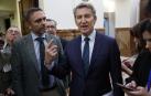 El líder del PP, Alberto Núñez Feijóo, en los pasillos del Congreso que celebra sesión de control al Ejecutivo