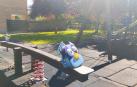 Una solitaria mochila escolar, en un parque infantil sin niños