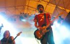 El líder de Berri Txarrak, Gorka Urbizu, durante el concierto que la banda ofreció en la plaza de los Fueros en los Sanfermines de 2006