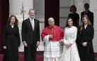 Madrid (Spain), 06/06/2026.- Spain's King Felipe VI (2-L) and Queen Letizia (2-R), Princess Leonor (L) and Princess Sofia (R) welcome Pope Leo XIV (C) at the Royal Palace in Madrid, Spain, 06 June 2026. Pope Leo XIV is undertaking an official six-day visit to Spain from 06 to 12 June 2026 covering Madrid, Barcelona, and the Canary Islands. (Papa, España) EFE/EPA/CIRO FUSCO