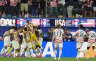 Jugadores de Estados Unidos celebran un gol de Folarin Balogun