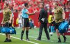 El técnico de Canadá habla con uno de los asistentes durante el choque contra Catar