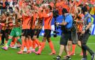 Los jugadores neerlandeses celebran con su afición la victoria frente a Suecia