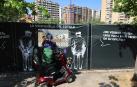 Un vecino observa las obras a través de una de las ventanas que se han habilitado