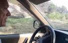 Diario de Navarra recorre la zona calcinada junto a Juan Elizalde, vecino de Orrio de 66 años, que a bordo de su coche muestra al periodista los estragos del fuego sobre el terreno