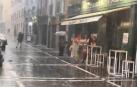 Vídeo: La tormenta de este sábado por la tarde sorprende a los viandantes por las calles del Casco Viejo