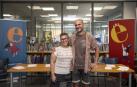 Naroa Martínez y Unai Ruiz, este martes, en la biblioteca del Valle de Aranguren, donde se anunció que habían ganado el premio Etxepare