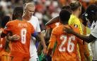 Los jugadores de Noruega, Haaland y de Costa de Marfil, Kessie, se saludan al final del partido