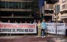 Vecinos que llevaron las firmas al Defensor del Pueblo con pancartas de protesta en la sedejesús garzaron