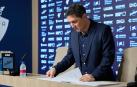 Braulio Vázquez repasa sus notas antes de una conferencia de prensa