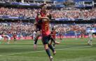 Oyarzabal y Gavi celebran uno de los goles del guipuzcoano