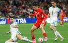 Ramy Bensebaini y Aissa Mandi pelean un balón ante Zeki Amdouni durante el partido Suiza y Argelia