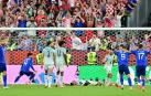 El croata Josko Gvardiol (segundo por la izquierda), celebra el gol del empate ante Portugal, que posteriormente fue anulado por el VAR por fuera de juego