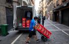 Repartidores en el Casco Viejo tres días antes del inicio de los Sanfermines