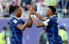 Kylian Mbappe (Dcha.) celebra el gol con Michael Olise
