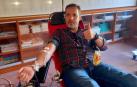 Ignacio Prieto Martínez donando sangre en el colegio de sus hijas