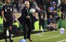 El seleccionador de México Javier Aguirre atrapa un balón durante el partido de los octavos de final del Mundial de la FIFA 2026 entre México e Inglaterra