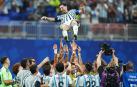 Los compañeros mantean a Leo Messi tras vencer a Egipto en los octavos de final