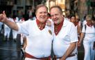 Robin Kelley y Stephen O´Connor, que cumplen cincuenta años consecutivos viniendo a Sanfermines, ayer en la calle Chapitela de Pamplona tras el encierro.