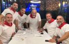 El entrenador de Osasuna, Luis Miguel Ramis, y su equipo técnico posan para la fotografía junto al cocinero Martín Iturri en su restaurante La cuchara de Martín