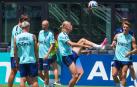 Erling Haaland hace malabares con un balón durante el entrenamiento de Noruega este jueves, 9 de julio
