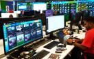 Imagen cedida por Lenovo que muestra a personas trabajando en el Centro de Mando Tecnológico (TCC) ubicado en la sede de la FIFA en Coral Gables, en el condado Miami-Dade (EE.UU.)