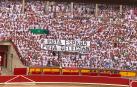 Las pancartas desplegadas al inicio de la corrida de toros este viernes en la Plaza de Toros de Pamplona