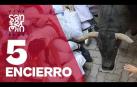 El quinto encierro ha durado 2 minutos, 36 segundos. Muchísima gente en este quinto encierro, con unos tiempos muy similares a todos los de estos encierros, que están siendo muy rápidos, pero el más largo de los cinco: dos minutos, 36 segundos.