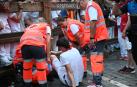 Miembros de Cruz Roja, durante una atención en el encierro