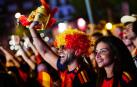 Aficionados celebran la victoria de España en las semifinales del Mundial 2026 que han disputado frente a Francia, desde la "fan zone" de la Plaza de Colón en Madrid, este martes