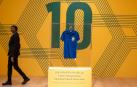 La camiseta que Pelé vistió en la final del Mundial de Suecia 1958 en exposición para su subasta