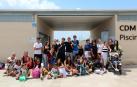 Voluntarios, profesionales y participantes en el programa de ANFAS frente a las piscinas Clara Campoamor